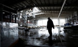 Un hombre en un edificio destruido por un ataque con misiles en Druzhkivka, Ucrania este 4 de enero de 2023.