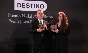 Gemma Ventura i Manuel Rivas ensenyen el guardó del premi Josep Pla i Nadal.