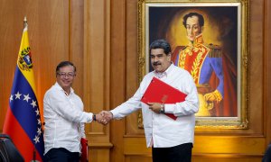 El presidente de Colombia, Gustavo Prieto, y el de Venezuela, Nicolás Maduro se dan la mano en la residencia presidencial de Miraflores en Caracas (Colombia)  a 2 de noviembre de 2022
