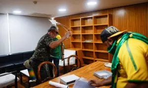 Dos seguidores de Bolsonaro vandalizan una habitación de del Palacio presidencial en Brasilia.