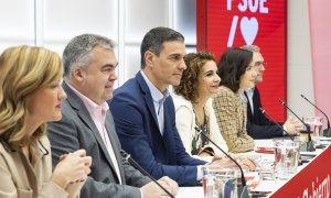 Pedro Sánchez, junto con otros integrantes de la Ejecutiva del PSOE como Pilar Alegría, Santos Cerdán, María Jesús Montero, Andrea Fernández y Javier Izquierdo.