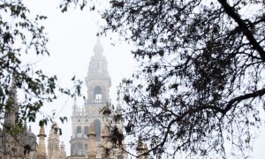 La Giralda cubierta de niebla. A 21 de diciembre de 2022 en Sevilla. Archivo