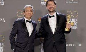 Santiago Mitre y Ricardo Darin posan con el premio a mejor película de habla no inglesa en la 80ª edición de los Premios Globo de Oro