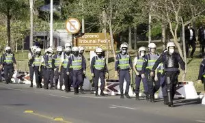 Policía antidisturbios en los aledaños del Tribunal Supremo en Brasilia, Brasil.