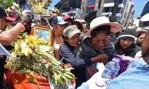 Varias personas reaccionan durante una gran misa para los fallecidos esta semana durante las protestas, hoy, en la Plaza de Armas de Juliaca (Perú).