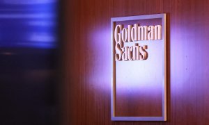 El logo del banco de negocios Goldman Sachs en la Bolsa de Nueva York (NYSE, por las siglas en inglés de New York Stock Exchange), en Wall Street. AFP/Michael M. Santiago