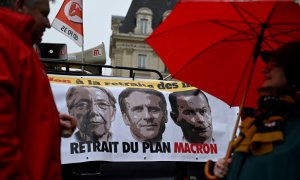 Los manifestantes, frente a una pancarta con retratos de Elisabeth Borne, el presidente Emmanuel Macron y el ministro de Trabajo Olivier Dussop que dice "no hay pensión para los muertos".