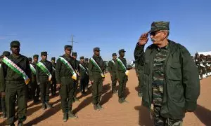 El secretario general del Frente Polisario, Brahim Ghali,  saluda a los cadetes antes del congreso de la organización en el campo de refugiados de Dakhla (Argelia). AFP