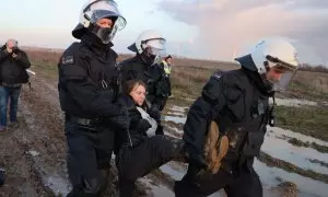 Los agentes de Policía arrestan y apartan a la activista climática sueca Greta Thunberg de un grupo de manifestantes y activistas