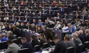 Miembros del Parlamento Europeo votan para elegir un nuevo vicepresidente, en el Parlamento Europeo de Estrasburgo.