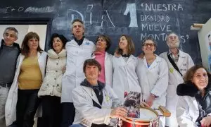 Trabajadores sanitarios durante un encierro indefinido de médicos y pediatras de Atención Primaria, en las dependencias de la Asociación Vecinal Manoteras, a 19 de enero de 2023, en Madrid (España).