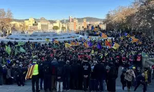 Manifestació independentista a la font de Montjuïc i a l’avinguda Maria Cristina per protestar per la cimera hispano-francesa.