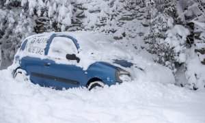 La nieve sepulta a varios vehículos que permanecen estacionados, este miércoles en Pedrafita do Cebreiro, Lugo.