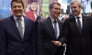 El presidente de la Xunta de Galicia, Alfonso Rueda, conversa con el presidente nacional del Partido Popular, Alberto Núñez Feijóo, y con el presidente de la Junta de Castilla y León, Alfonso Fernández Mañueco, este viernes en la Feria Internacional de Tu