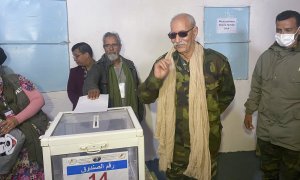 El actual secretario general del Frente Polisario, Brahim Gali vota en las elecciones en el Congreso del movimiento saharaui .