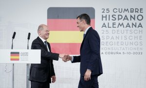 El presidente del Gobierno, Pedro Sánchez, y el canciller alemán, Olaf Scholz, tras la cumbre hispanoalemana celebrada en A Coruña el pasado octubre.