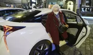 Un señora mayor a su llegada al Ayuntamiento de Pamplona tras ser desplazadas por un taxi solidario, a 28 de diciembre de 2022, en Pamplona, Navarra (España)
