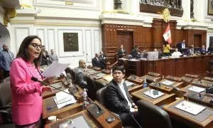 El pleno del Congreso de Perú aprobando la propuesta de reconsiderar la fecha de adelanto de las elecciones generales en el país para este año.