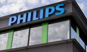 El logo de Philips en la sede de su división de equipos sanitarios, en la localidad neerlandesa de Best. REUTERS/Piroschka van de Wouw