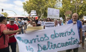 Los vecinos afectados por los cortes de luz durante la protesta este verano ante el Palacio de San Telmo para exigir "soluciones urgentes..