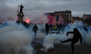 Enfrentamientos entre manifestantes y Policía en la plaza Vauban, en París, durante una manifestación contra la reforma de las pensiones del Gobierno francés, a 31 de enero de 2023.