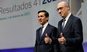 El presidente de BBVA, Carlos Torres Vila (i), y el consejero delegado, Onur Genç (d), presentan los resultados del banco correspondientes al ejercicio 2022). EFE/Mariscal