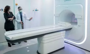 Isabel Díaz Ayuso observa el único sistema de radioterapia de precisión molecular guiada por resonancia magnética que existe en España, en el Hospital Carlos III, a 17 de diciembre de 2021, en Madrid.