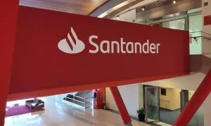 Logo del Banco Santander, en sus oficinas.