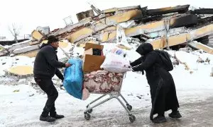 Dos personas transportan en un carrito de la compra sus enseres tras quedarse sin casa debido al terremoto en Kahramanmaras (Turquía) este 8 de febrero de 2023.