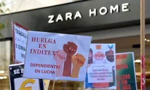 Trabajadores se manifiestan frente a una tienda Zara Home durante la huelga de las tiendas de Inditex en A Coruña, a 25 de noviembre de 2022.