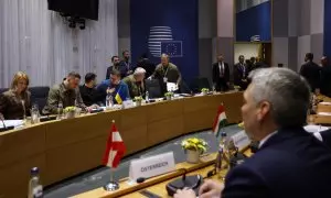 Al fondo, el presidente ucraniano, Volodimir Zelenski, y de espaldas en primer plano el canciller austriaco, uno de los más duros en su discurso contra la inmigración en la cumbre extraordinaria de la UE en Bruselas este 9 de febrero de 2023.