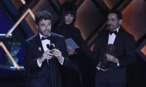 El realizador Rodrigo Sorogoyen tras recibir el premio a "mejor dirección" por su película "As Bestas" durante la gala de la XXXVII edición de los Premios Goya que se celebra este sábado en el Palacio de Congresos y Exposiciones FIBES de Sevilla.