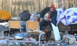 El familiar de las víctimas espera cerca del sitio de los edificios derrumbados tras un fuerte terremoto en la ciudad turca de Kahramanmaras, cerca de la frontera con Siria, a 13 de febrero de 2023