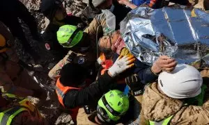 Los rescatistas llevan a Saadet Sendag, una mujer turca que fue rescatada después de 177 horas, mientras continúa la búsqueda de sobrevivientes, después de un terremoto mortal en Hatay, Turquía, el 13 de febrero de 2023