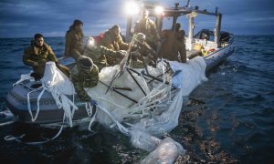 Fotografía cedida por la Armada de Estados Unidos donde aparecen unos marineros mientras recuperan el globo de vigilancia chino del mar.
