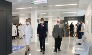 El presidente de la Junta, Juanma Moreno, en un centro de salud de Almería. Archivo.