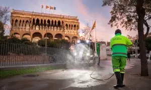Un empleado del servicio de limpieza viaria y recogida de residuos en Barcelona, realizado por Valoriza.
