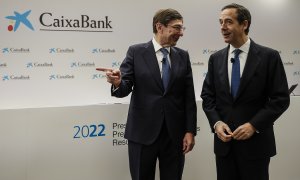 El presidente de CaixaBank, José Ignacio Goirigolzarri (i), y el consejero delegado de la entidad, Gonzalo Gortázar (d), durante la presentación de los resultados de la entidad en 2022, en Valencia. E.P./Rober Solsona