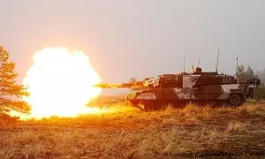 Los tanques Leopard 2A7 del ejército danés y los vehículos de combate de infantería CV-90 del ejército estonio asisten a un ejercicio de tiro en vivo en Perakula (Estonia)