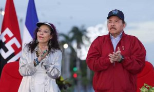 Fotografía cedida hoy por Presidencia de Nicaragua, del presidente de Nicaragua Daniel Ortega (d), junto a su esposa y vicepresidenta Rosario Murillo (i), durante un acto en Managua (Nicaragua) el 21 de febrero de 2023.