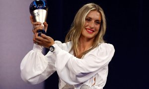 Alexia Putellas recibe el premio The Best en París, a 27 de febrero de 2023.