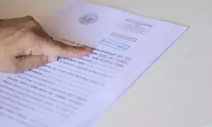 Una mujer señala una escritura de compraventa de una hipoteca, a 30 de mayo de 2022, en Madrid (España).