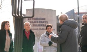 Varios representantes de EH Bildu realizan una visita por la ciudad, a 25 de febrero de 2023, en Vitoria, Álava, Euskadi.
