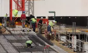 Varios obreros durante la construcción de una vivienda, a 22 de febrero de 2023, en Móstoles, Madrid.