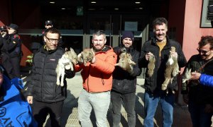 Un grup d'agricultors mostren conills vius a les portes de la seu dels Serveis Territorials d'Acció Climàtica de Lleida durant la protesta d'aquest divendres.