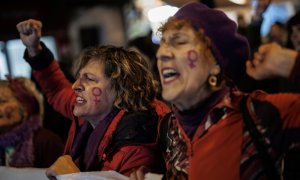 Imagen de archivo de dos mujeres durante una manifestación feminista en Vallecas (Madrid).