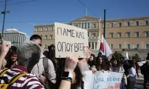 Jóvenes sostienen pancartas este viernes durante una protesta en Atenas por el mortal accidente de tren cerca de la ciudad de Larissa.
