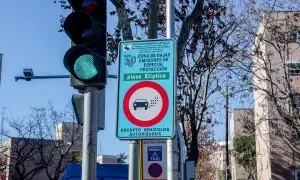 Un cartel anuncia la Zona de Bajas Emisiones (ZBE) en Plaza Elíptica, a 4 de enero de 2023, en Madrid.