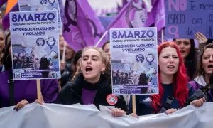 Varias mujeres con pancartas durante una manifestación convocada por el Sindicato de Estudiantes y ‘Libres y Combativas’, por el 8M, a 8 de marzo de marzo de 2023, en Madrid.