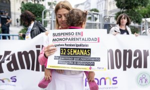 29/9/22 Madres en solitario se concentran ante el Congreso de los Diputados para reclamar medidas de apoyo para familias monoparentales